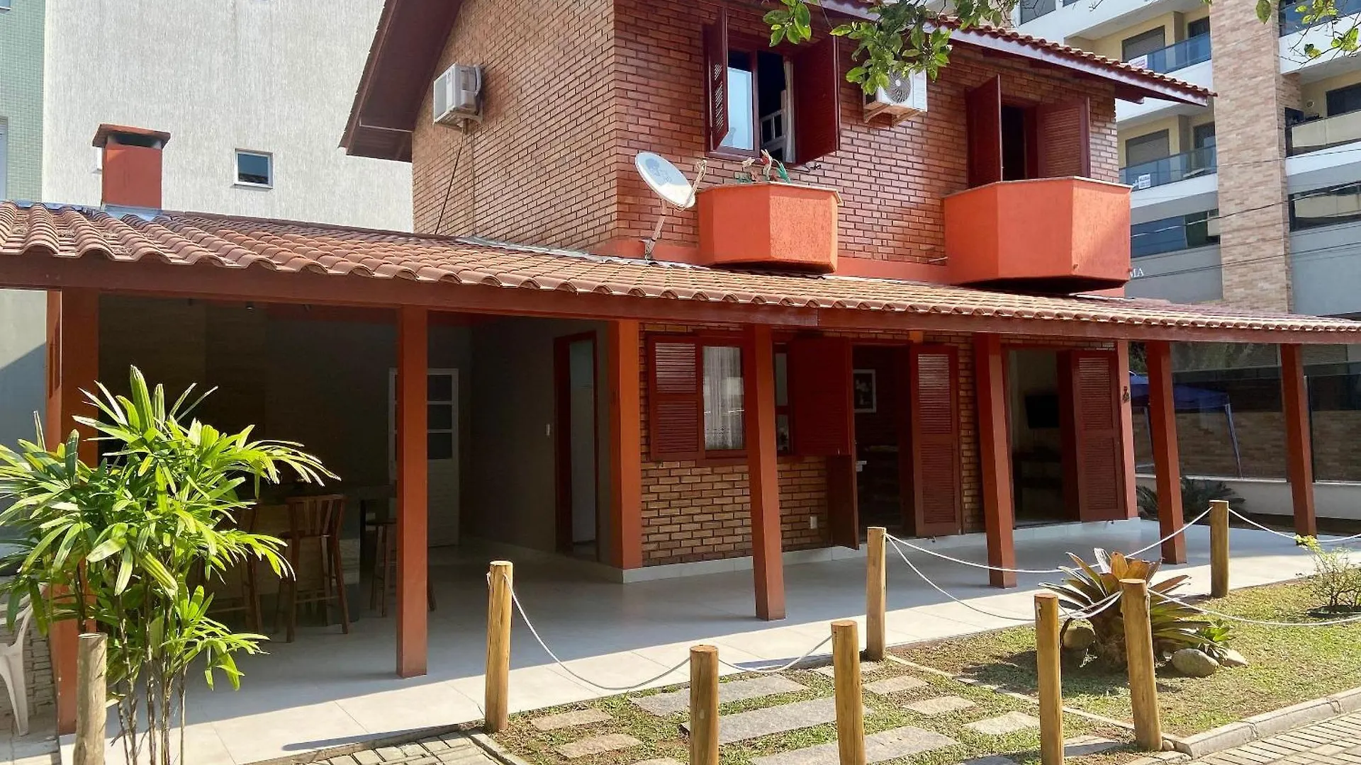 020A - Sobrado De 3 Quartos Para Alugar, Bombinhas/Sc