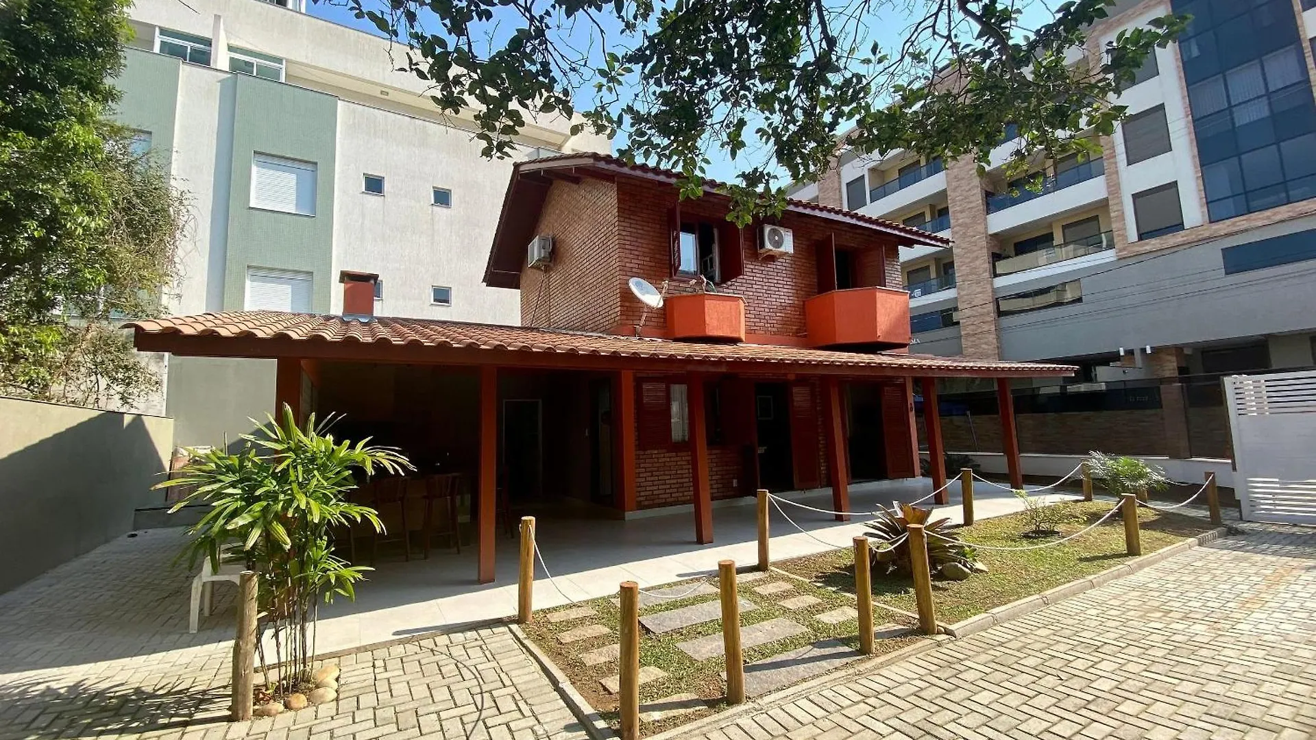 020A - Sobrado De 3 Quartos Para Alugar, Bombinhas/Sc 0*, Bombinhas Brazil